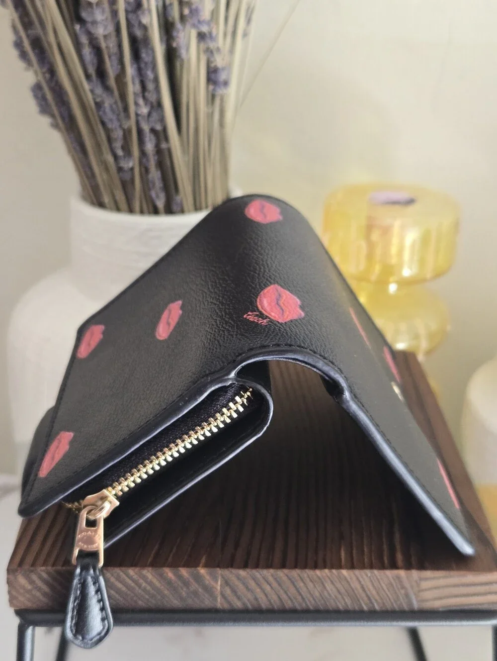 💋Like New Coach Lips Print Black Leather Trifold Wallet💋